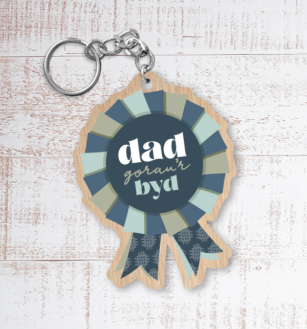 Dad gorau’r byd (Best Dad in the world) Painted Wooden Keyring