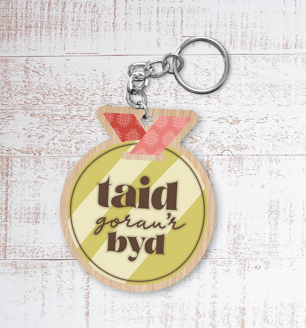Taid gorau’r byd medal (Best Grandfather in the world medal) Painted Wooden Keyring
