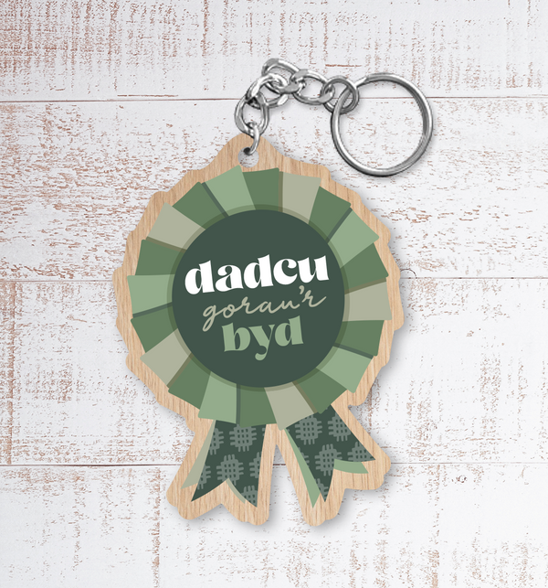 Dadcu gorau’r byd rosette (Best Grandfather in the world rosette) Painted Wooden Keyring