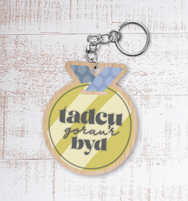 Tadcu gorau’r byd medal (Best Grandfather in the world medal) Painted Wooden Keyring